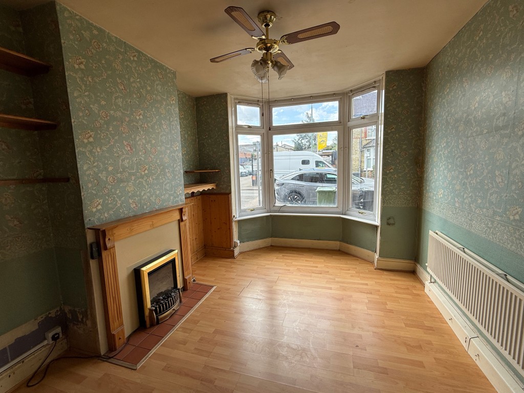 Lot: 98 - HOUSE IN NEED OF IMPROVEMENT - Living Room House in Need of Improvement